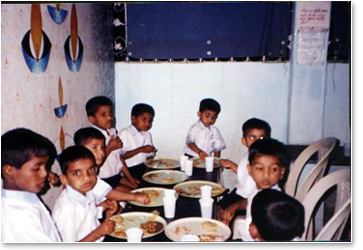 ASCT_Pictures_children at ASCT_enjoying the food