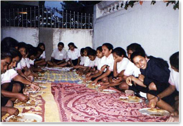 ASCT_Pictures_children at the food time